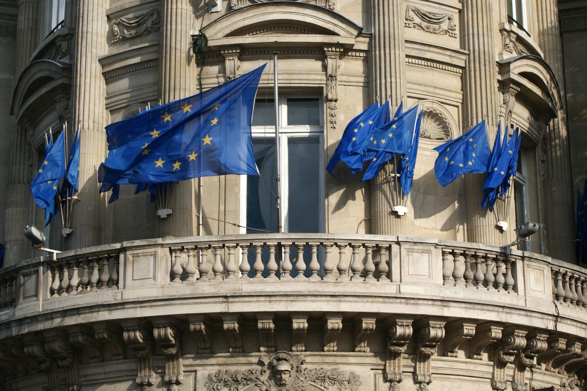 Europaflaggen an einem historischen Gebäude – Symbolbild für die EU-Datenschutzgrundverordnung (DSGVO)