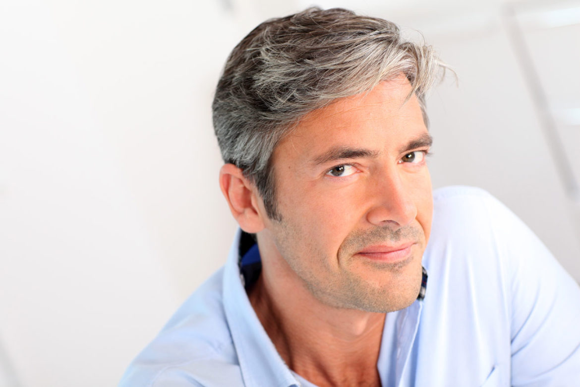 Zufrieden lächelnder Mann mit grauem Haar und blauem Hemd – zufriedene Kunden